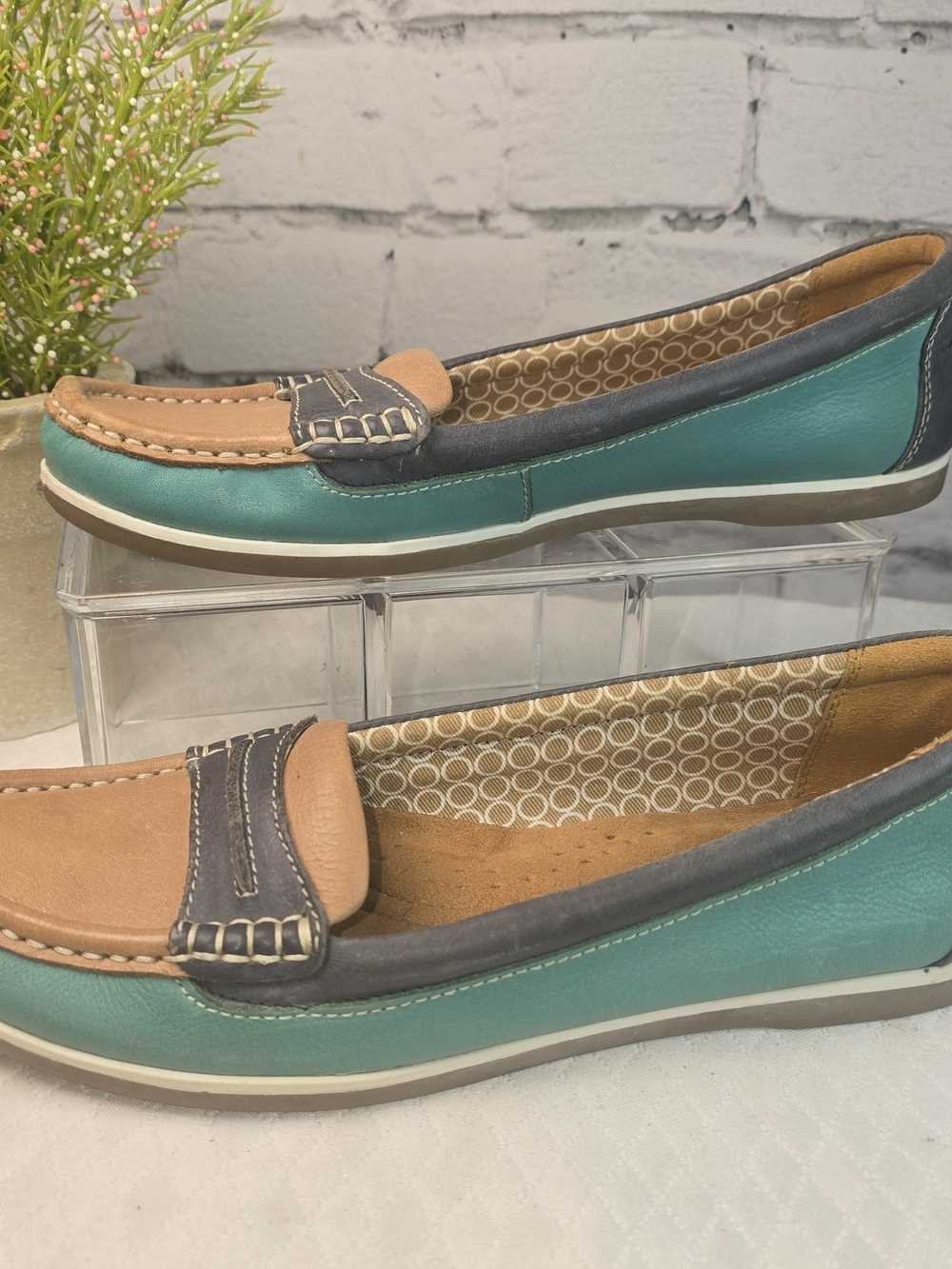 NATURALIZER N5 COMFORT LOAFERS WOMENS SIZE 8N BEIGE TURQUOISE AND NAVY LEATHER